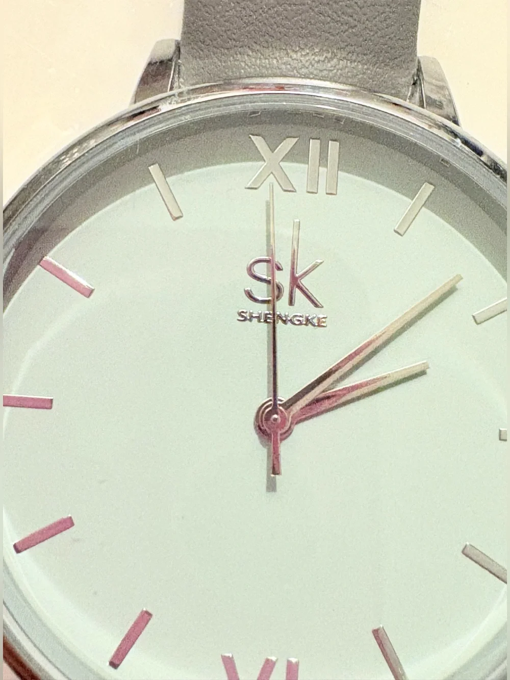 Shengke KO056L Quartz Analog Wristwatch White Gray Dial & Gray Leather Strap